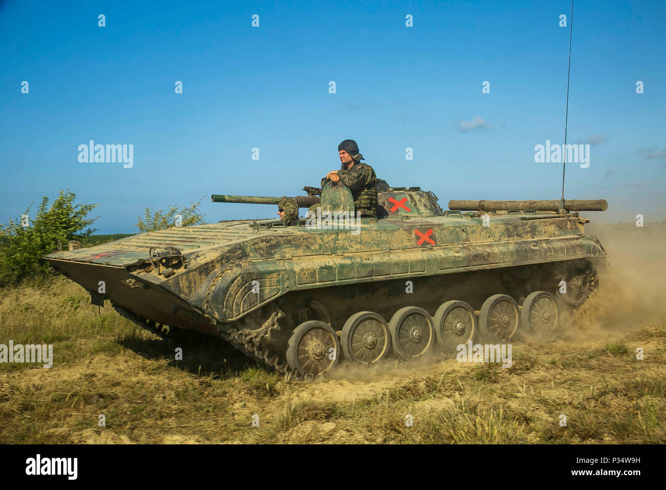 USTKA, Pologne (12 juin 2018) les membres des forces terrestres polonaises Boyevaya Mashina Pekhoty exploiter un véhicule de combat d'infanterie 1 lors d'un assaut mécanisé de formation pour faire de l'exercice Baltic Operations (BALTOPS) 2018 à Ustka, Pologne, 12 juin 2018. Le premier ministre est BALTOPS maritime annuel-exercice ciblé dans la région de la Baltique et l'un des plus importants exercices dans le Nord de l'Europe améliorer la flexibilité et l'interopérabilité entre les pays alliés et partenaires des Nations unies. (Marine Corps photo par le s.. Dengrier M. Baez/libérés) Banque D'Images