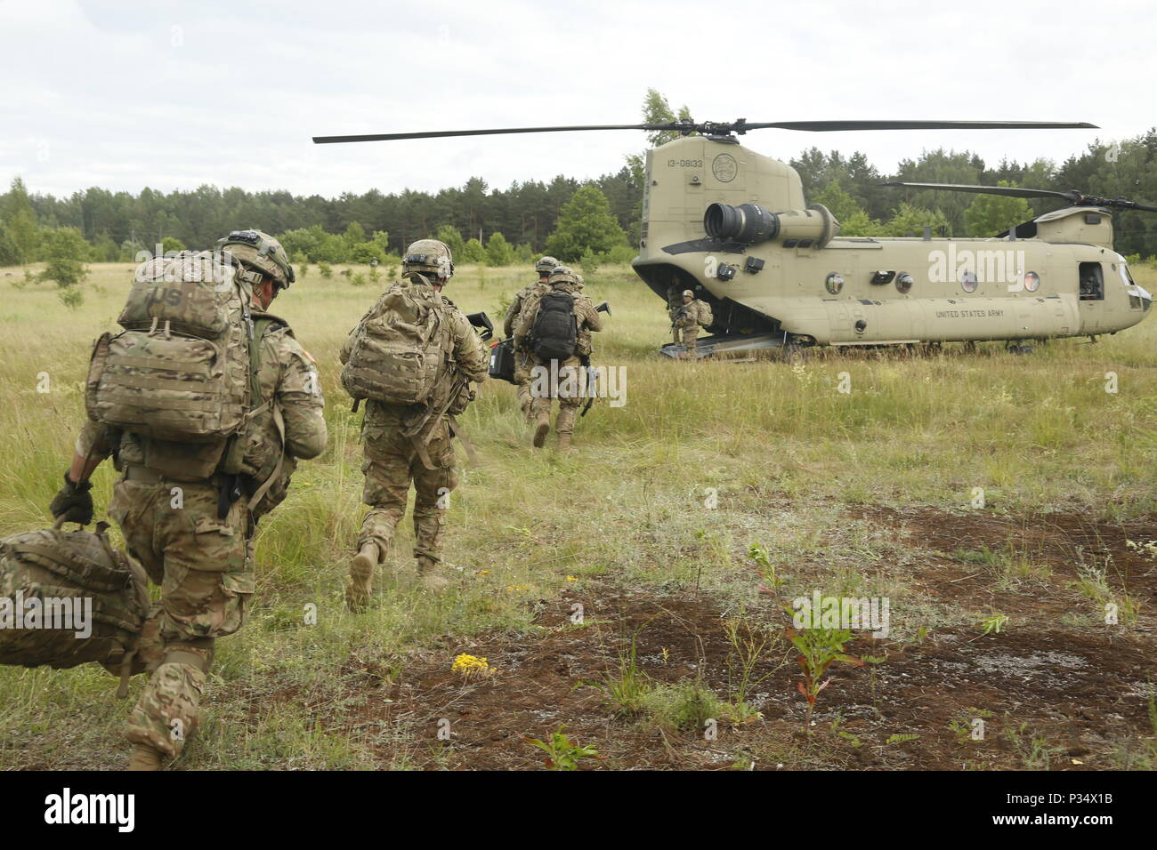 Boeing CH-47 Chinook est un hélicoptère de transport lourd à rotor tandem exploité par l'armée des États-Unis pour l'assaut aérien et le transport de fret. L'image d'archive documente le personnel de la batterie Cobra embarquant à bord de l'avion pour une mission de gréement d'assaut aérien près de Rukla, Lituanie, le 12 juin 2018, lors de l'entraînement multinational Saber Strike 18. Banque D'Images