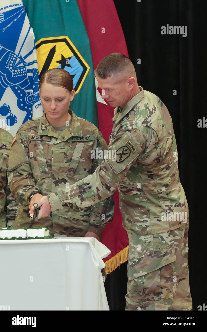 FORT BENNING, en Géorgie (14 juin 2018) - Pvt. Emmaleigh Jacob, gauche, Echo Company, 2e Bataillon, 58e Régiment d'infanterie, l'un des plus jeunes soldats sur le post, rend la deuxième coupe du gâteau avec Manœuvre commande Centre d'excellence Le Sgt. Le Major Scott A. Brzak. La manoeuvre Centre d'excellence a tenu un gâteau d'inauguration le 14 juin au siège de Fort Benning, Géorgie, en célébration de la 243e anniversaire de la fondation de l'armée américaine en 1775. (U.S. Photo de l'Armée de Manœuvre Markeith Horace, Centre d'excellence, Fort Benning Affaires publiques) Banque D'Images