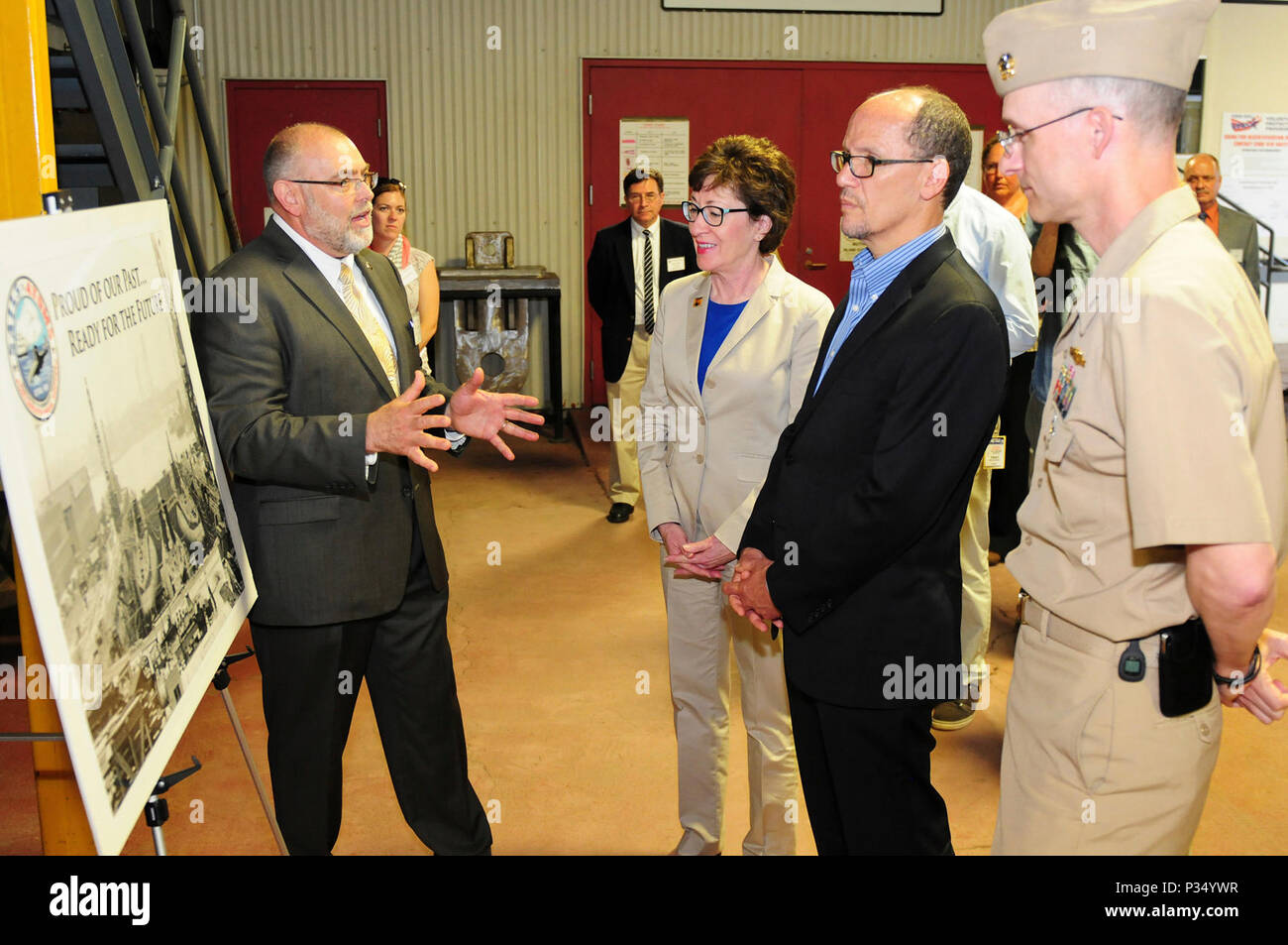 KITTERY (Maine) -- 27/05/15 -- Portsmouth Naval Shipyard (PNS) Officier des affaires publiques de l'adjoint Gary Hildreth, gauche, mémoires au sénateur américain Susan Collins (R-Maine), secrétaire du Travail des États-Unis, Thomas Perez et du SNP, Commandant de la marine des États-Unis Le Capt Bill Greene à raccordement à Kittery mercredi. La délégation a visité Bath Iron Works à Bath et Portsmouth Naval Shipyard à Kittery pour promouvoir des partenariats publics et privés soutenant l'apprentissage dans l'industrie maritime. Banque D'Images