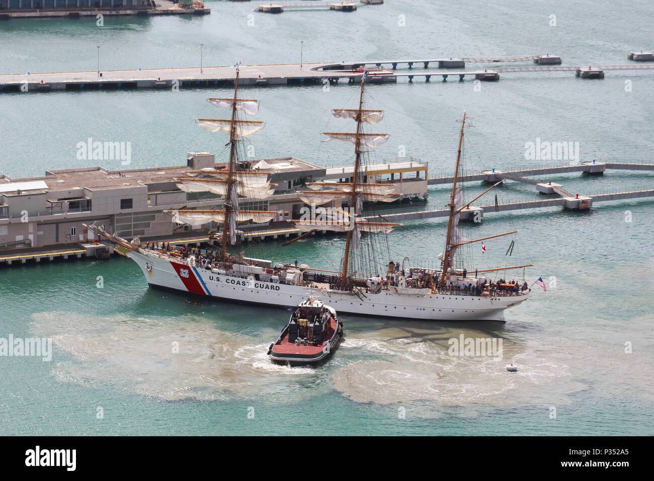 Les garde-côte Eagle, 'America's Tall Ship', se rendra à San Juan, Porto Rico du 15 au 18 juin, où il sera ouvert aux visites du public gratuitement au quai 1 au cours de l'horaire suivant : Samedi 16 juin, de 10 h à 19 h dimanche 17 juin, de 13 h à 19 h Lundi 18 juin de 10 heures à 19 heures "L'aigle a une longue histoire de la voile dans les Caraïbes", a déclaré le Capitaine Eric King, commandant de la Garde côtière des États-Unis Le Secteur de San Juan. 'Les cadets sont vraiment hâte de partager ces 82 ans trésor marin avec le peuple de la République dominicaine et Porto Rico dans le cadre de Banque D'Images