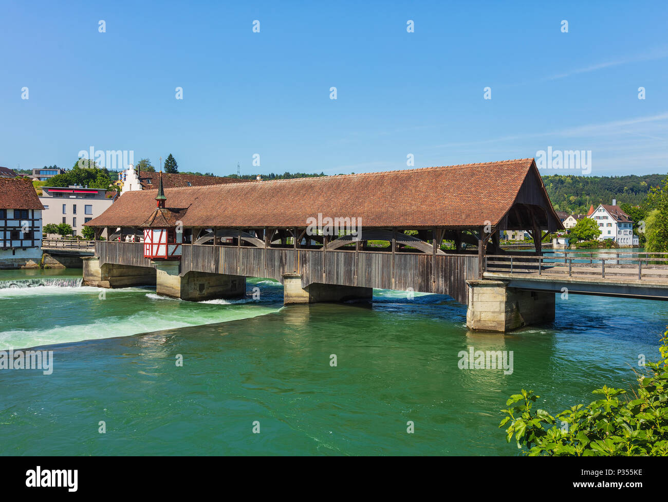 Pont médiéval sur la rivière Reuss, dans la ville de Bremgarten en été. Bremgarten est une commune suisse du canton de Zurich, sa cité médiévale Banque D'Images