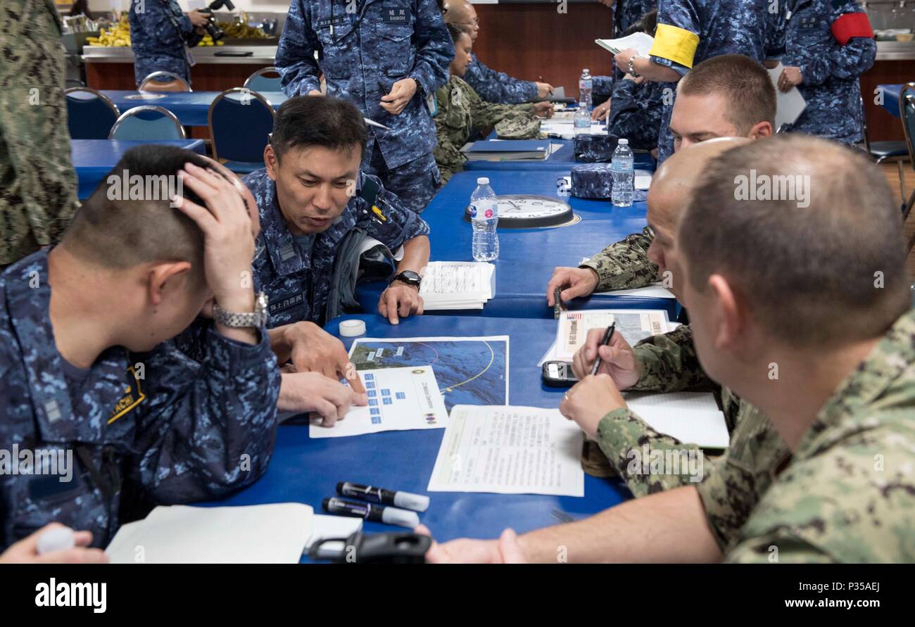 180614-N-RM689-0055 Yokosuka, Japon (14 juin 2018) membres du Service Militaire affecté au Commandement maritime navire-hôpital USNS Mercy (T-AH 19) pour le Partenariat du Pacifique 2018 (PP18), et le Japon d'autodéfense maritime Force (JMSDF) marins participent à un exercice à bord Merci de préparer un débarquement patient masse exercice d'entraînement bilatéral entre les États-Unis et JMSDF. USNS Mercy fait escale à Yokosuka et Tokyo pour promouvoir les relations entre les marins de la Marine américaine et les citoyens japonais à travers l'échange culturel et la formation bilatérale. (U.S. Photo par Marine Commun de masse Banque D'Images