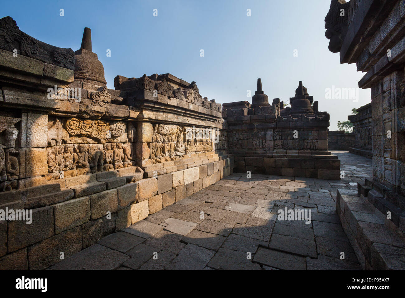 Élaborer des reliefs sur les murs du temple de Borobudur, à Java, en Indonésie Banque D'Images