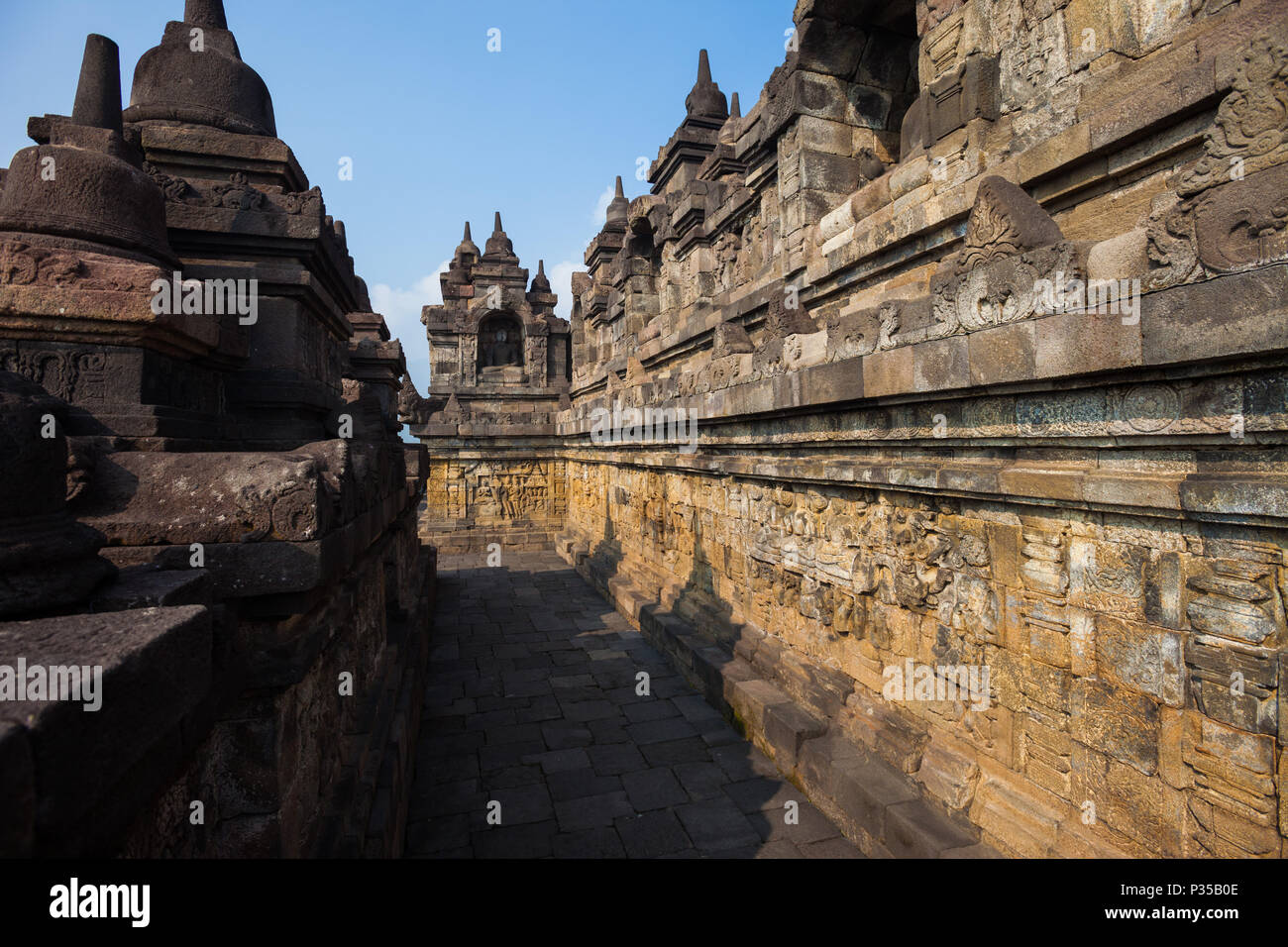 Élaborer des reliefs sur les murs du temple de Borobudur, à Java, en Indonésie Banque D'Images