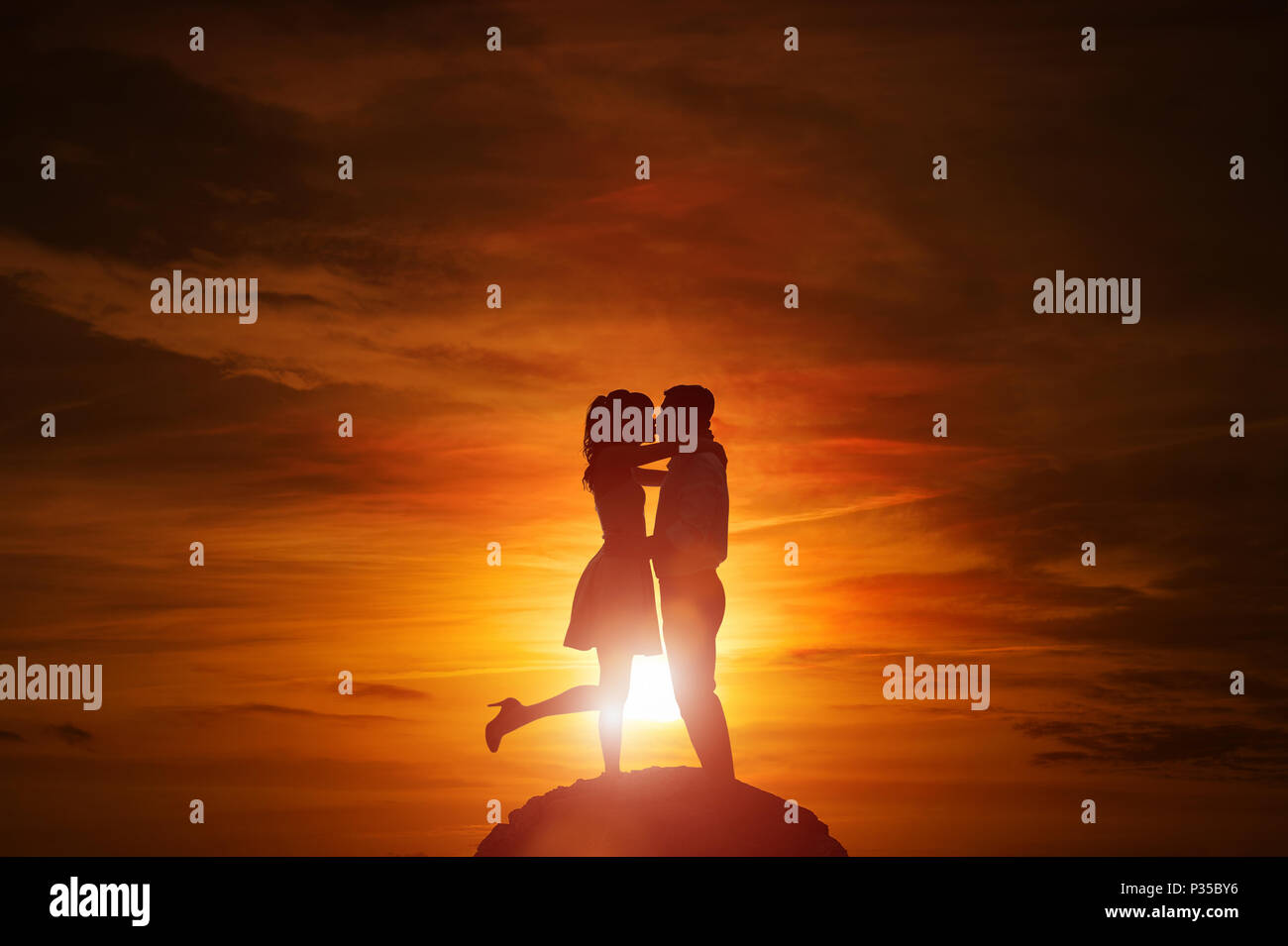 Silhouette de couple in love au sunset with copy space Banque D'Images