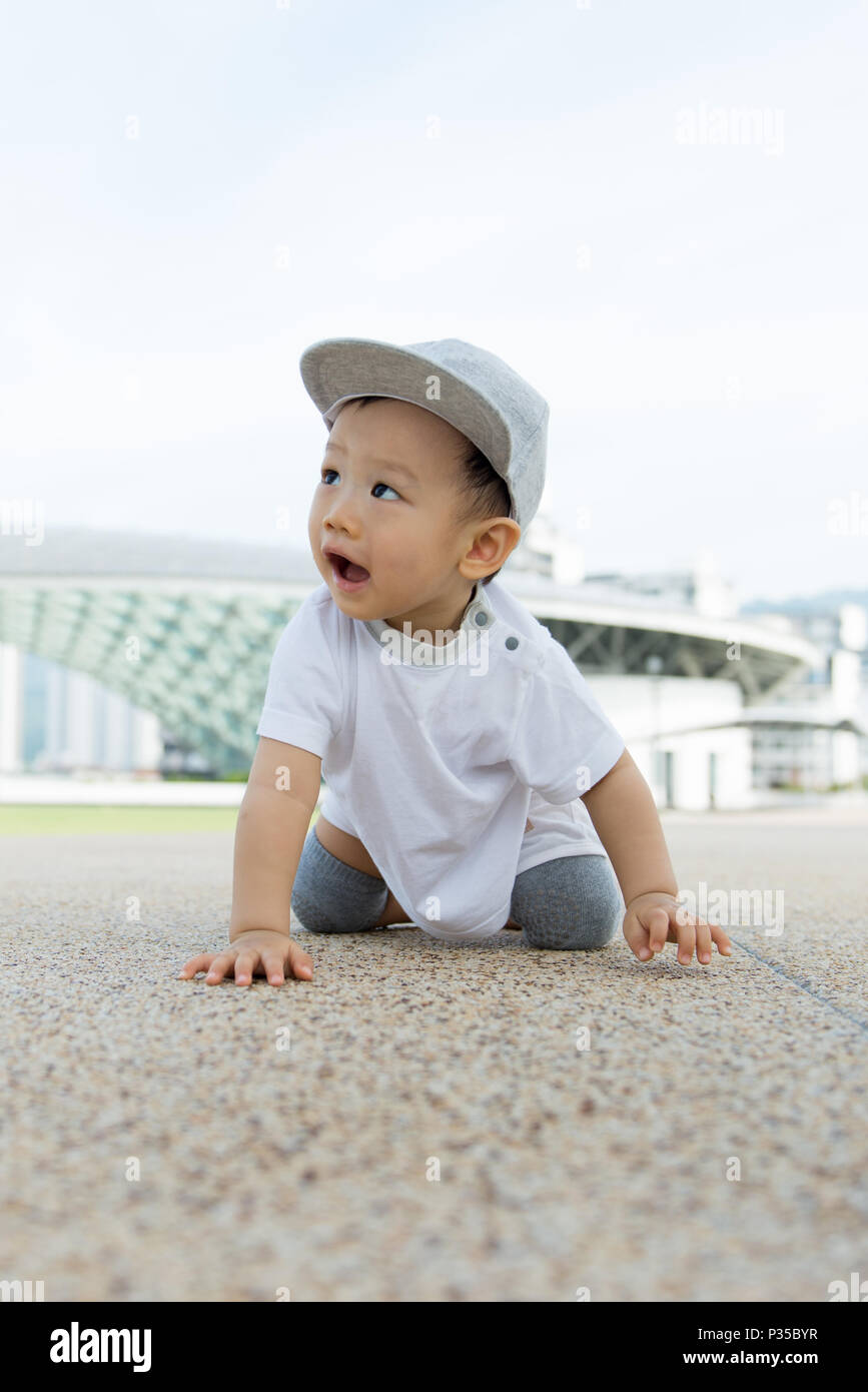 Asian baby boy crawling in park Banque D'Images