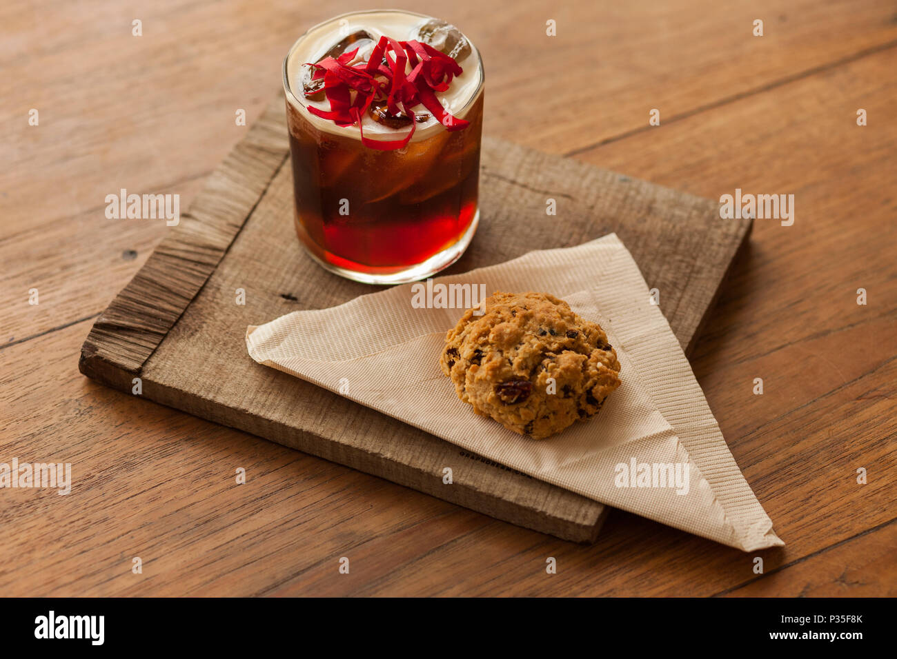 Préparer le café froid avec de l'eau de rose et d'un cookie avoine rasin Banque D'Images