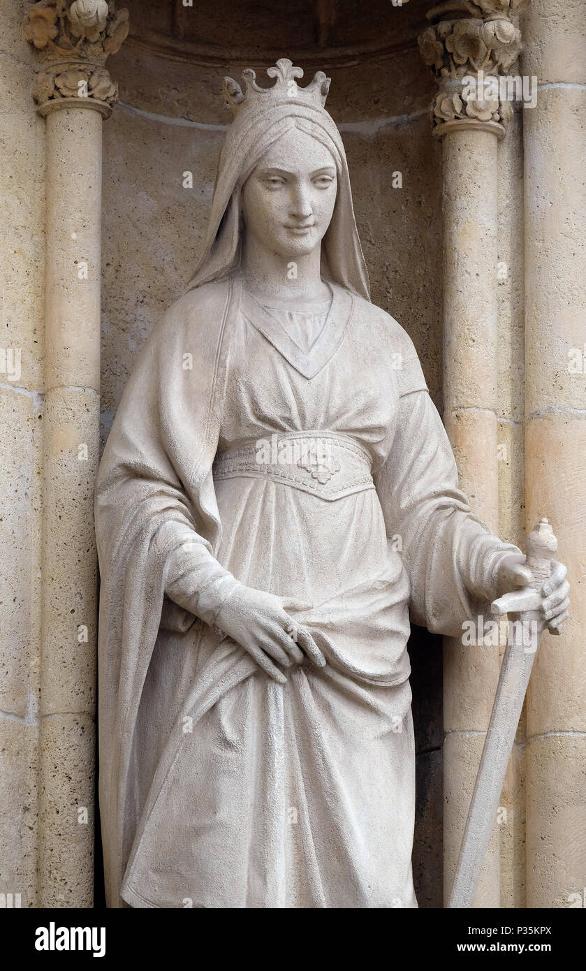 Statue de Sainte Catherine d'Alexandrie sur le portail de la cathédrale dédiée à l'assomption de Marie Banque D'Images
