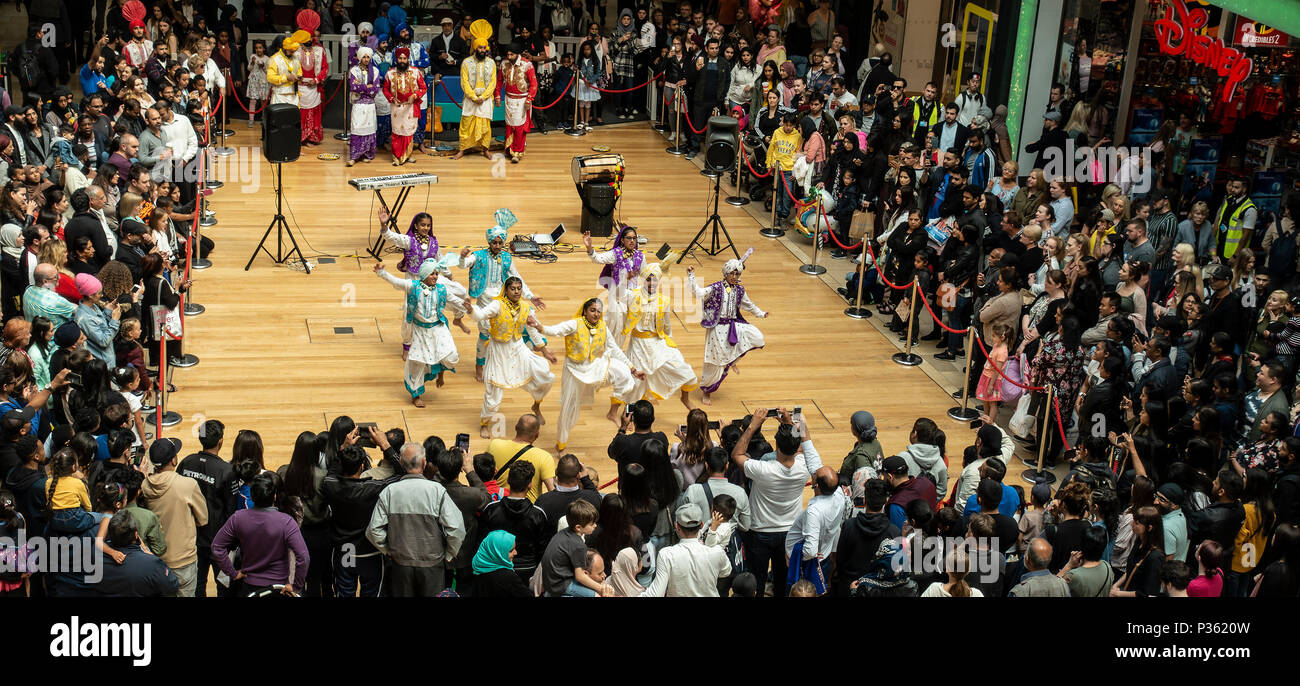 Les Oursons du Punjab, une jeune troupe de danse Bhangra, exécuter une routine énergique à un public de Birmingham, centre commercial Bullring. Banque D'Images