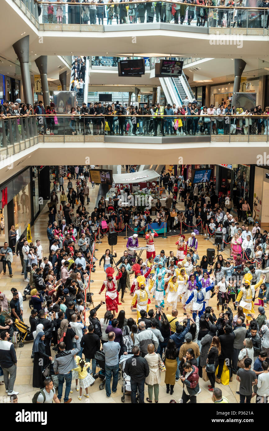 Les Lions du Panjab, les louveteaux du Pendjab et de participation de l'auditoire ; danse Bhangra, Birmingham Bullring ; Banque D'Images