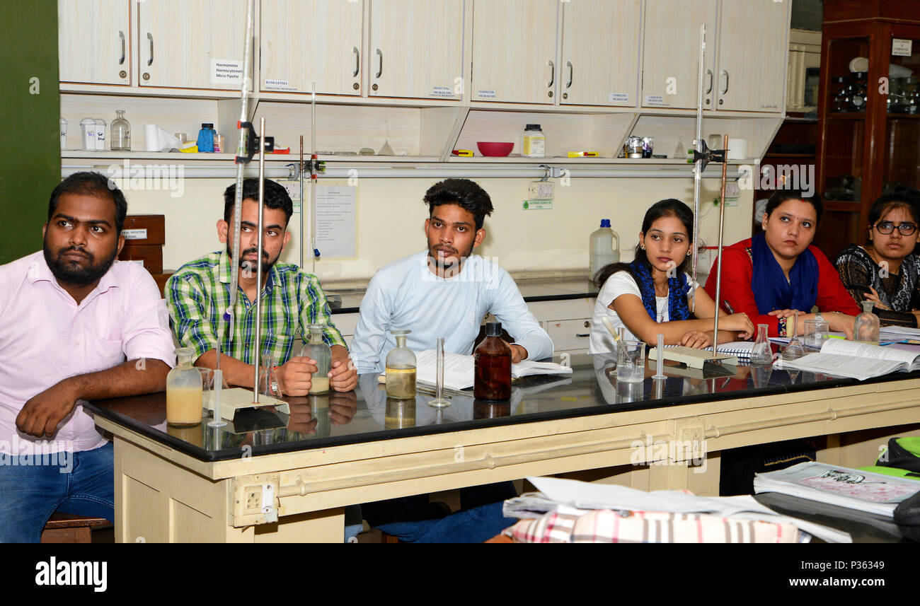 Étude de l'élève dans la classe de sciences Banque D'Images