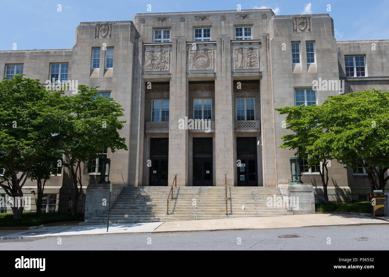ASHEVILLE, NC, USA-10 le 18 juin : le palais de justice fédéral sur Otis St. dans le centre-ville de Asheville. Banque D'Images
