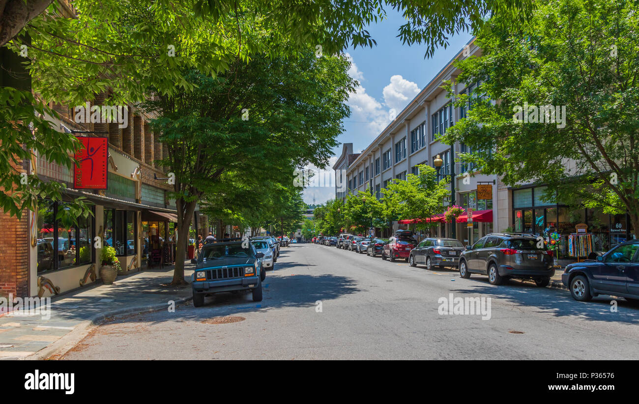 ASHEVILLE, NC, USA-10 le 18 juin : Un sunny Haywood sur une rue au début de l'été dimanche. Banque D'Images