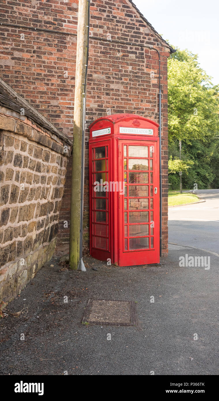 Cabine téléphonique rouge dans la région de Stanton par Dale, Derbyshire, Royaume-Uni Banque D'Images