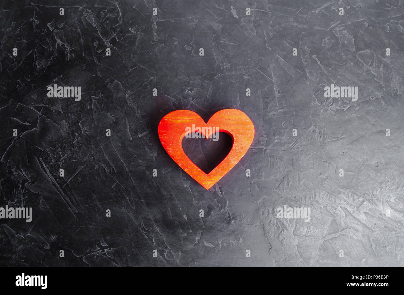 Coeur Rouge En Bois Sur Un Fond De Beton Gris Forme De Coeur Une Metaphore De L Amour Et De Sentiments Humains Le Concept D Amour Et De Separation Les Relations Photo Stock Coeur Rouge En Bois Sur Un Fond De Beton Gris Forme De Coeur Une Metaphore De L Amour Et De Sentiments Humains Le Concept D Amour Et De Separation Les Relations Photo Stock