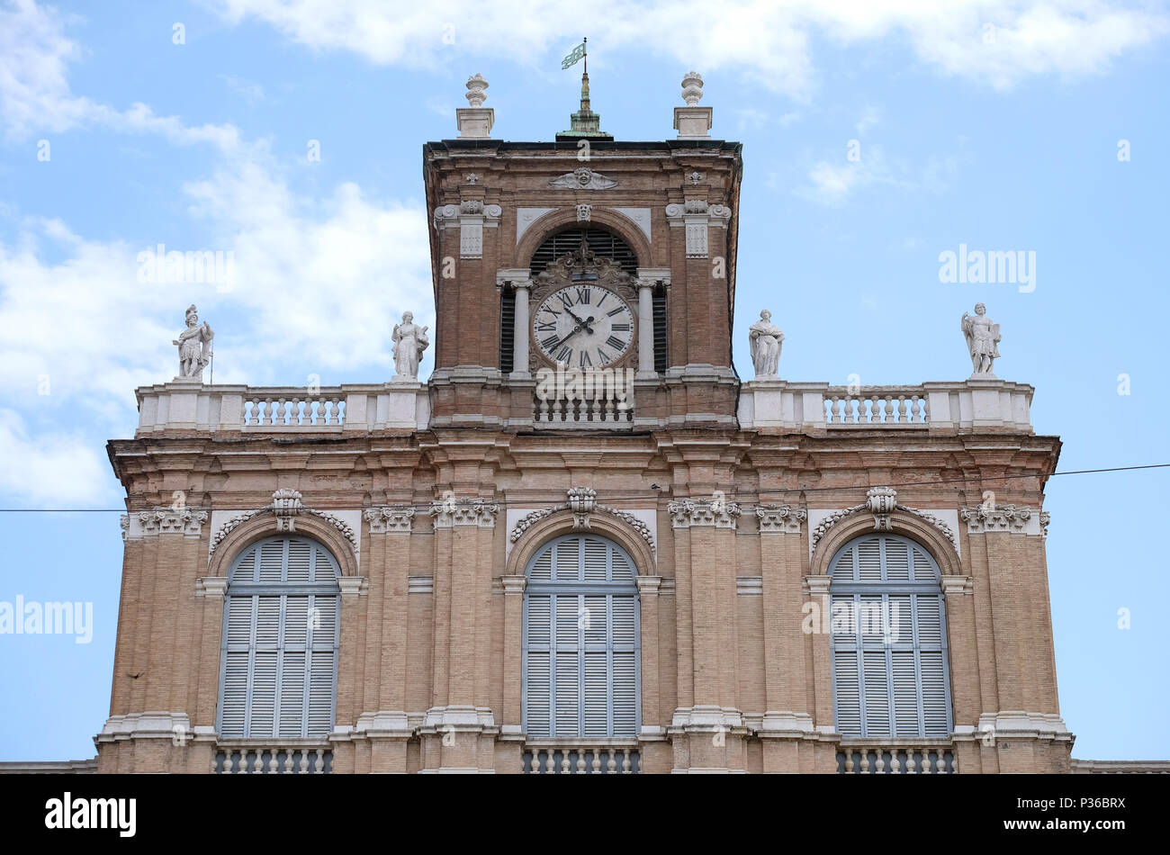 Tour de l'horloge, Palais Ducal maintenant l'Académie Militaire Italienne., Modena, Italie Banque D'Images