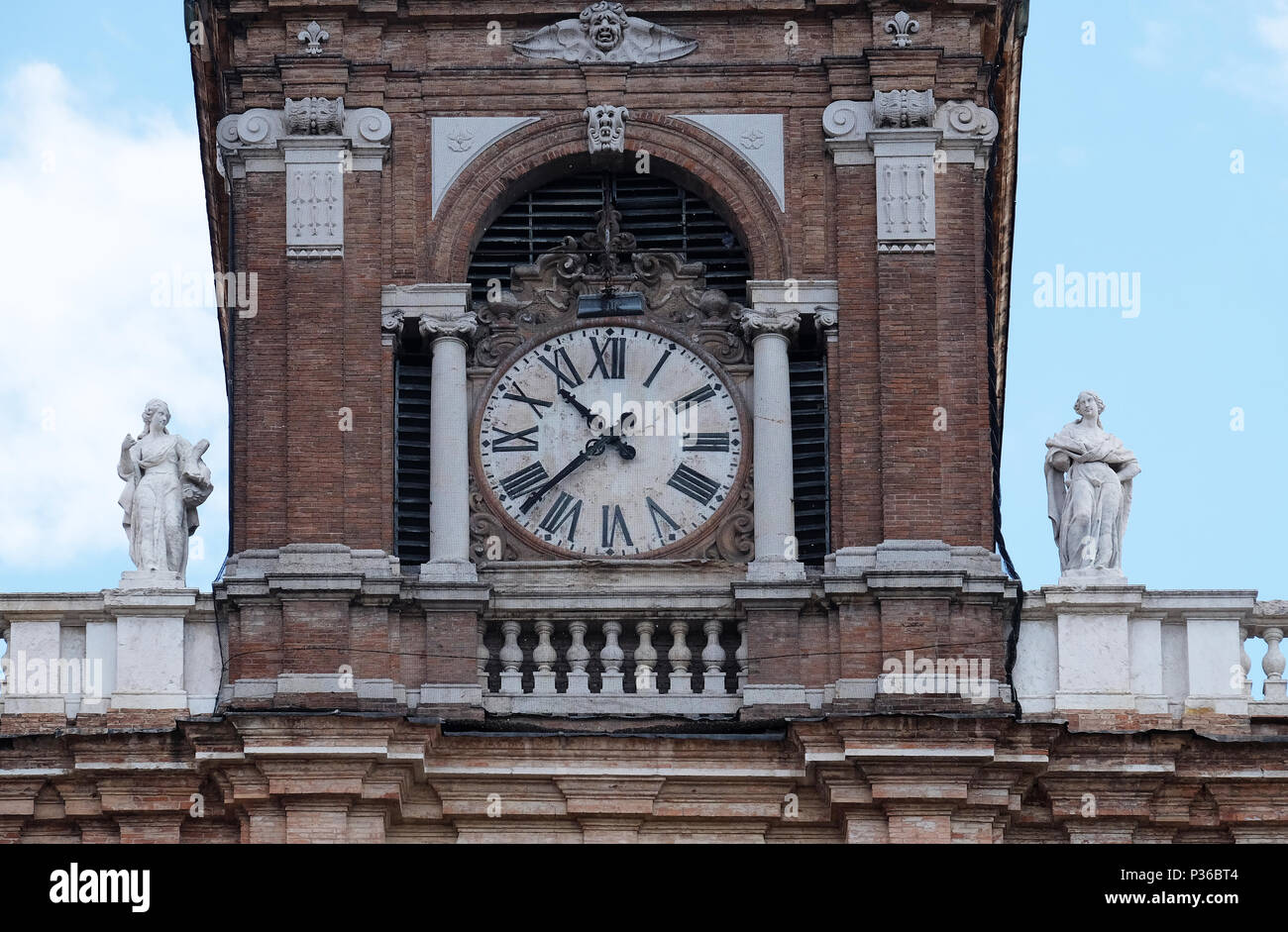 Tour de l'horloge, Palais Ducal maintenant l'Académie Militaire Italienne., Modena, Italie Banque D'Images