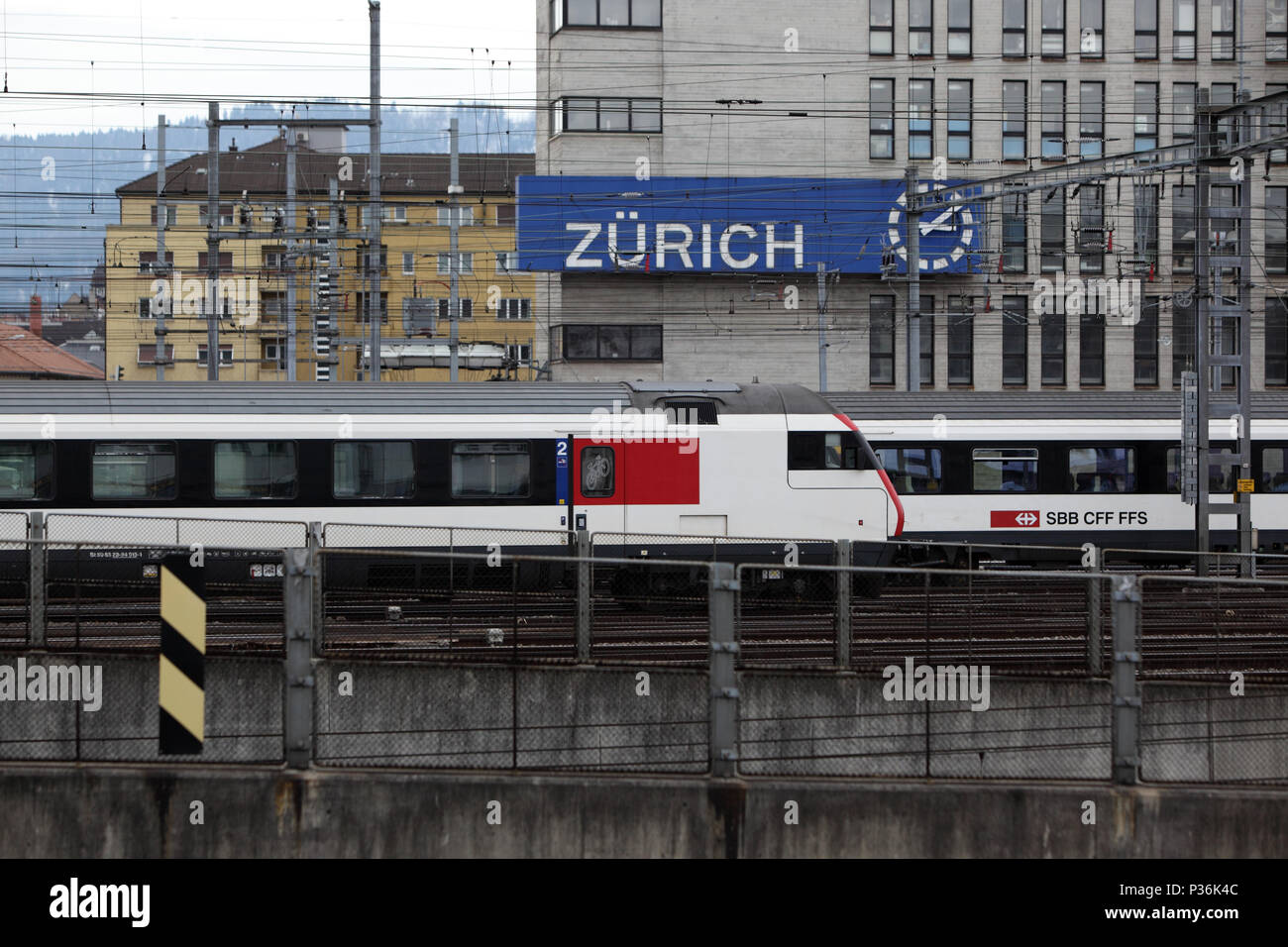 Zurich, Suisse, de trains les chemins de fer fédéraux à l'entrée et à la sortie de la gare principale Banque D'Images