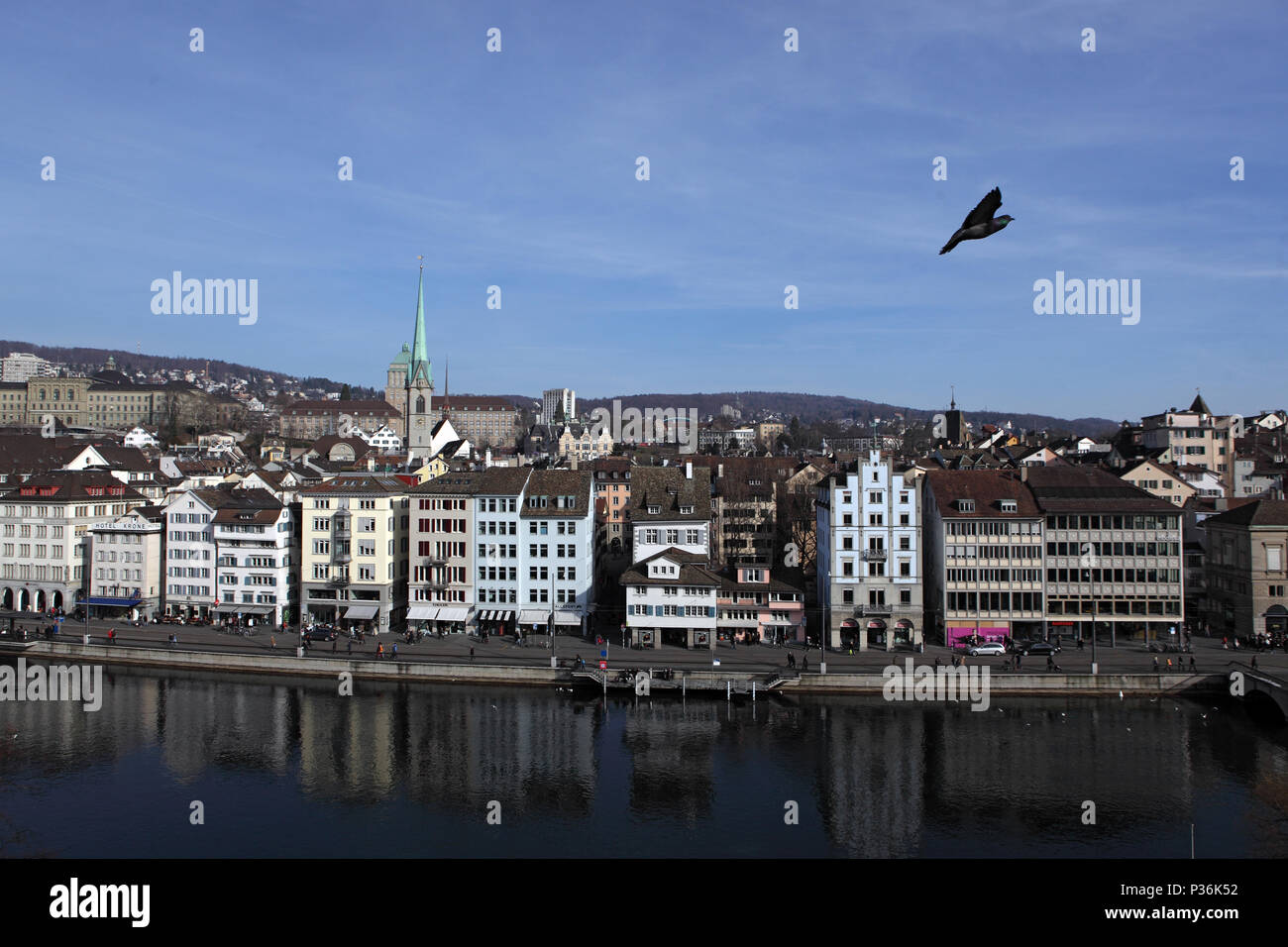 Zurich, Suisse, vue depuis le Lindenhof sur la Limmat et la Predigerkirche Banque D'Images