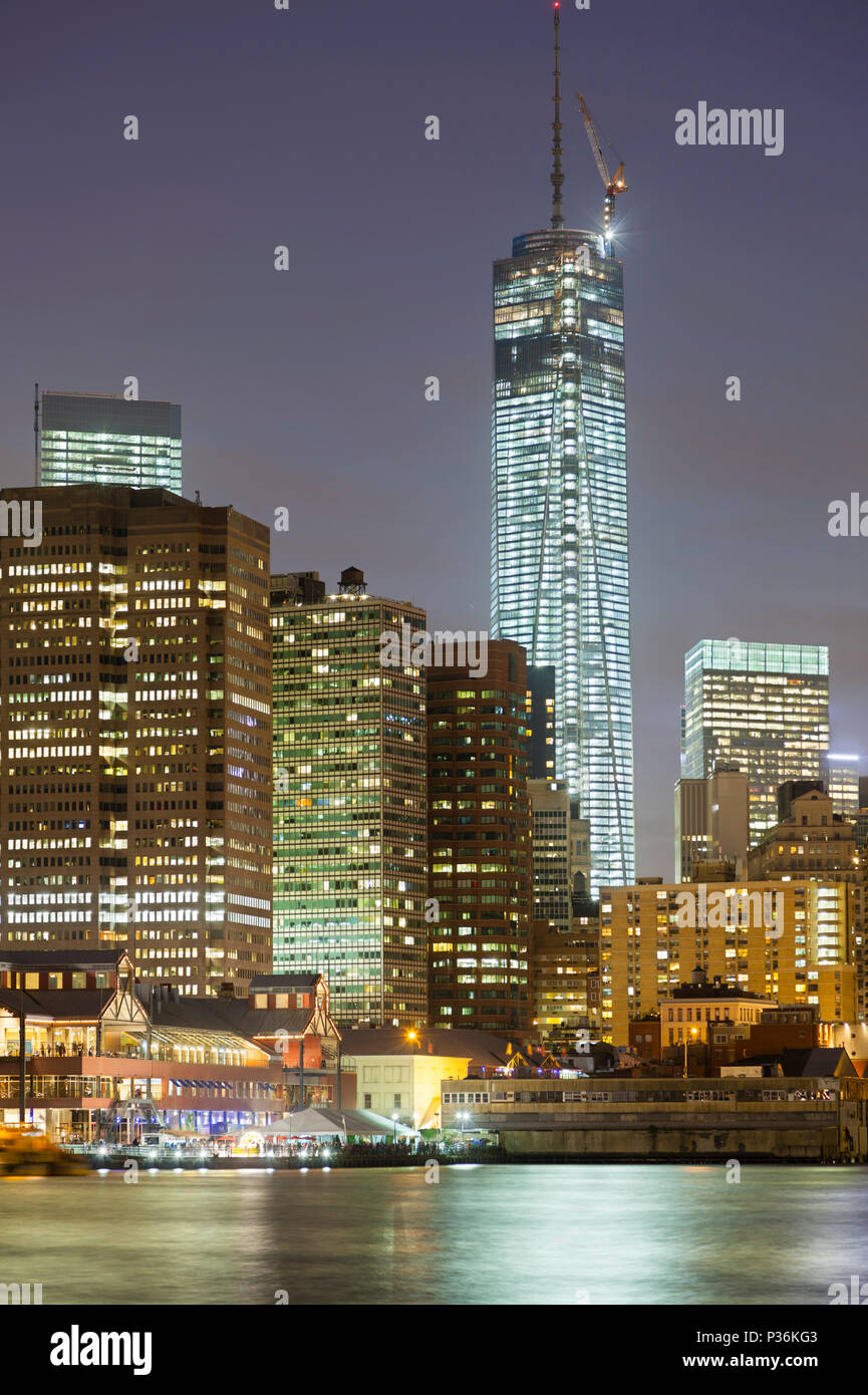 Le One World Trade Center à New York presque fini et avec toute la hauteur dans le cadre de la New York skyline at night. Vue depuis Brooklyn. Banque D'Images