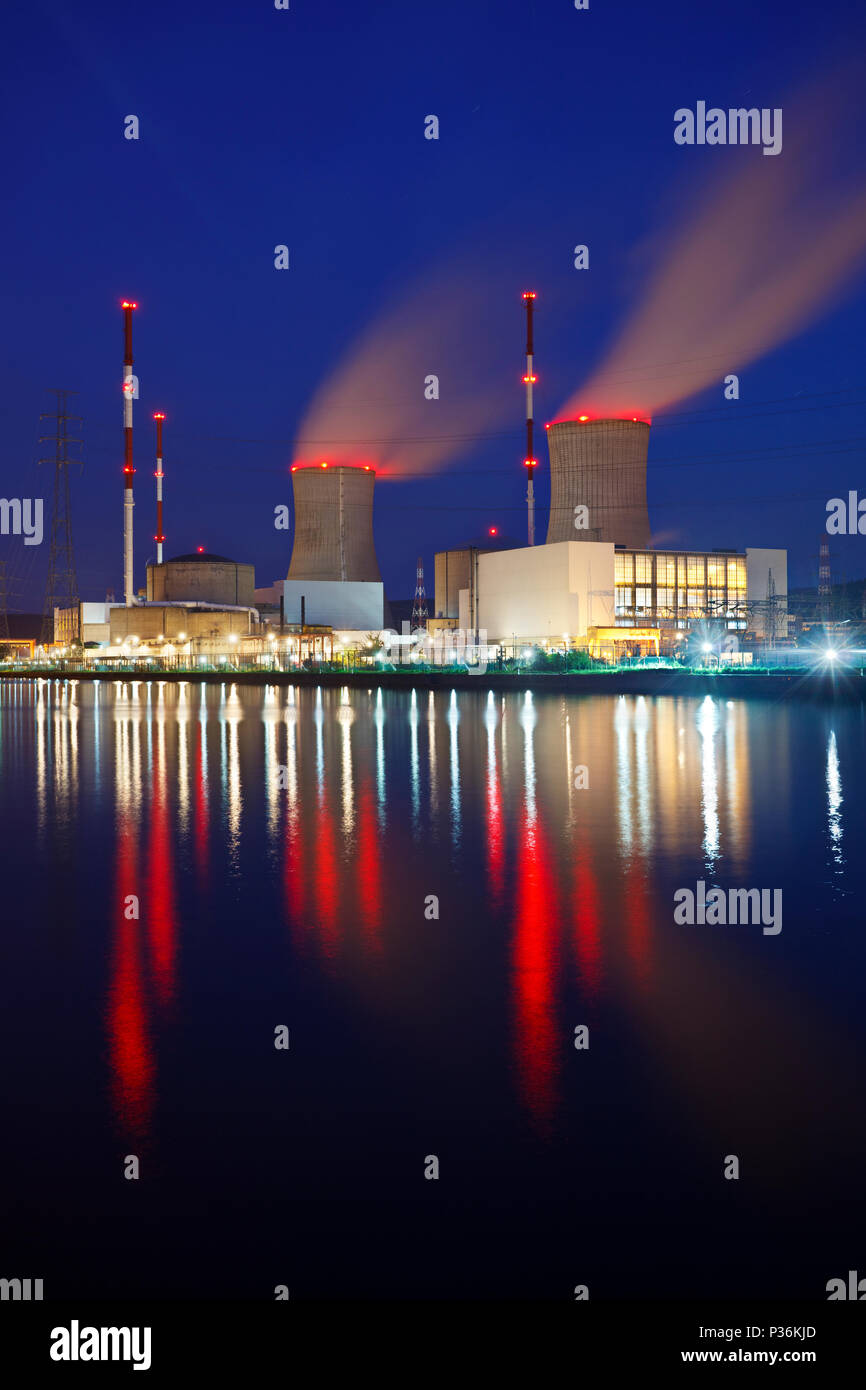 Photo de nuit d'une centrale nucléaire à une rivière avec bleu ciel de nuit. Tihange, Belgique. Banque D'Images