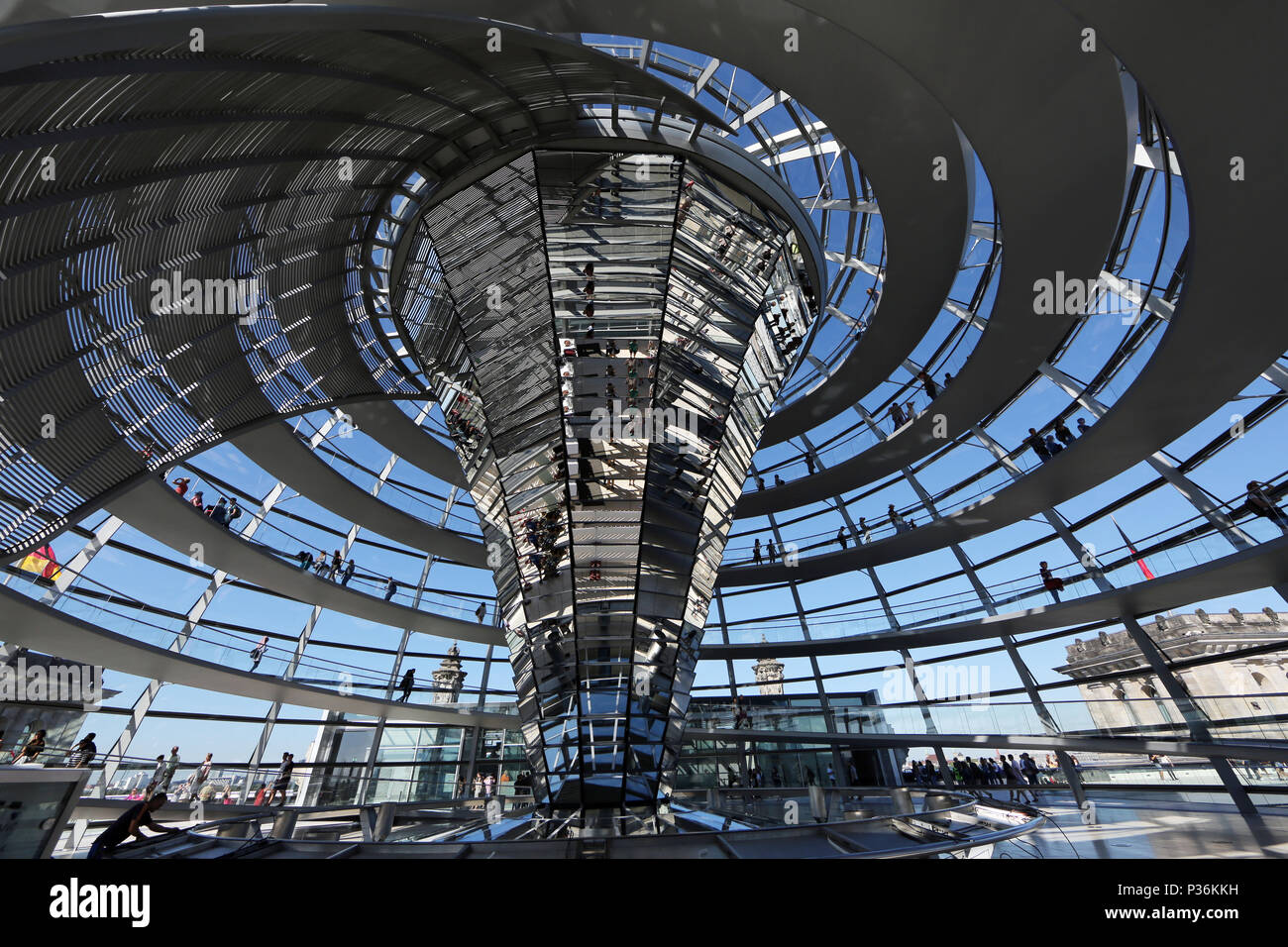 Berlin, Allemagne, les visiteurs dans la coupole du Reichstag Banque D'Images