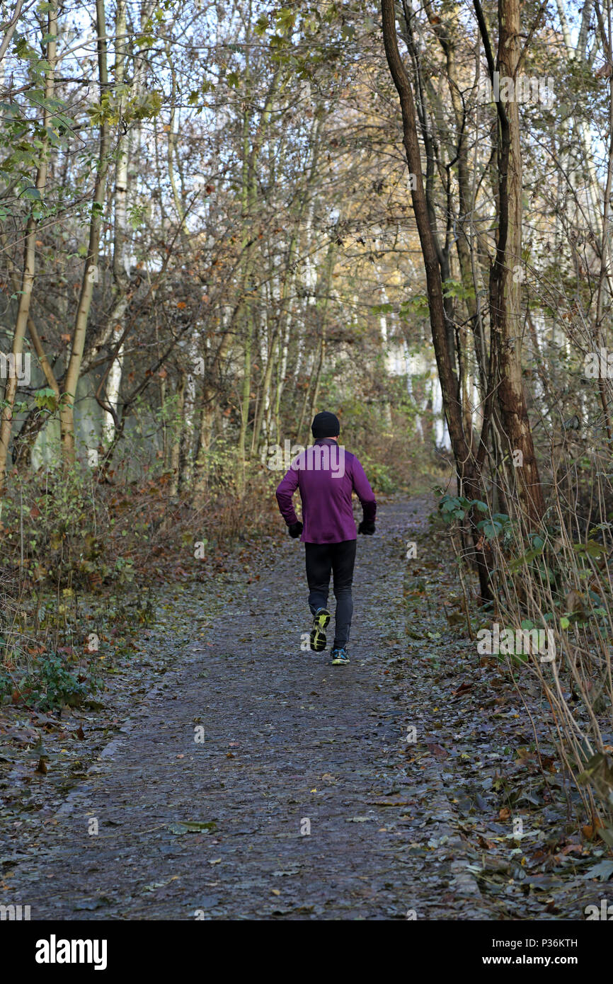 Berlin, Allemagne, l'homme est un chemin vers le bas de jogging du parc Banque D'Images