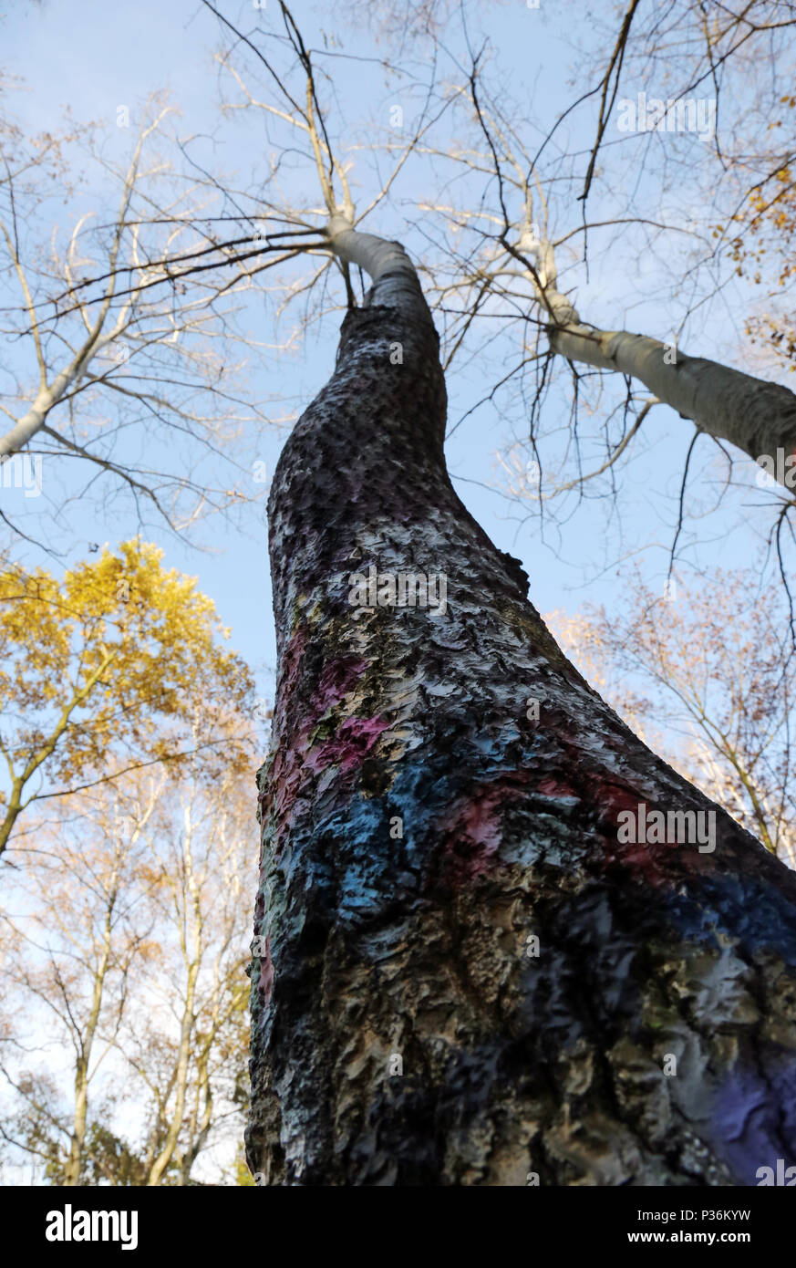 Berlin, Allemagne, avec tronc d'arbre avec de la peinture éclaboussé Banque D'Images