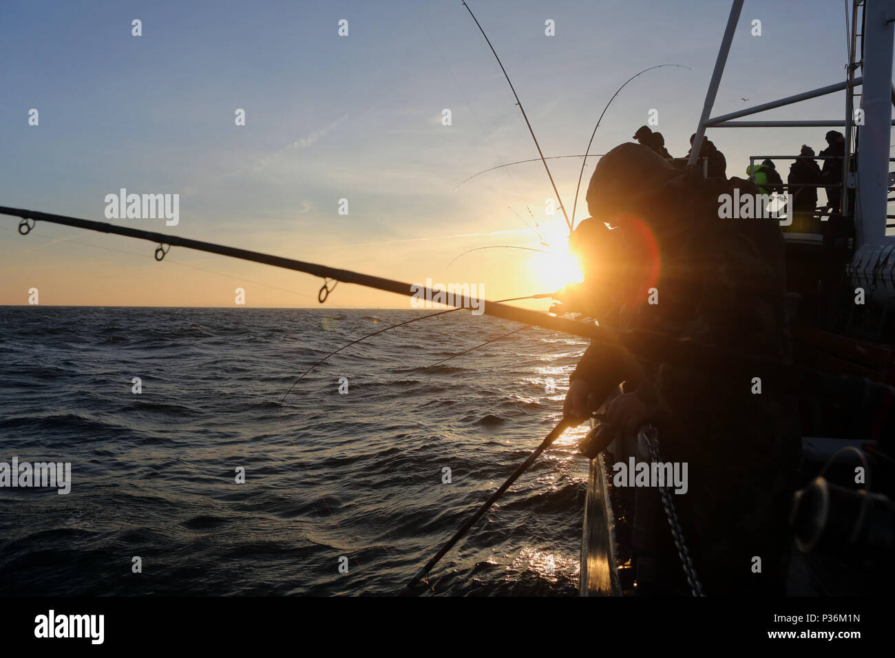 Wismar, Allemagne, les hommes dans la pêche en haute mer sur la mer Baltique Banque D'Images
