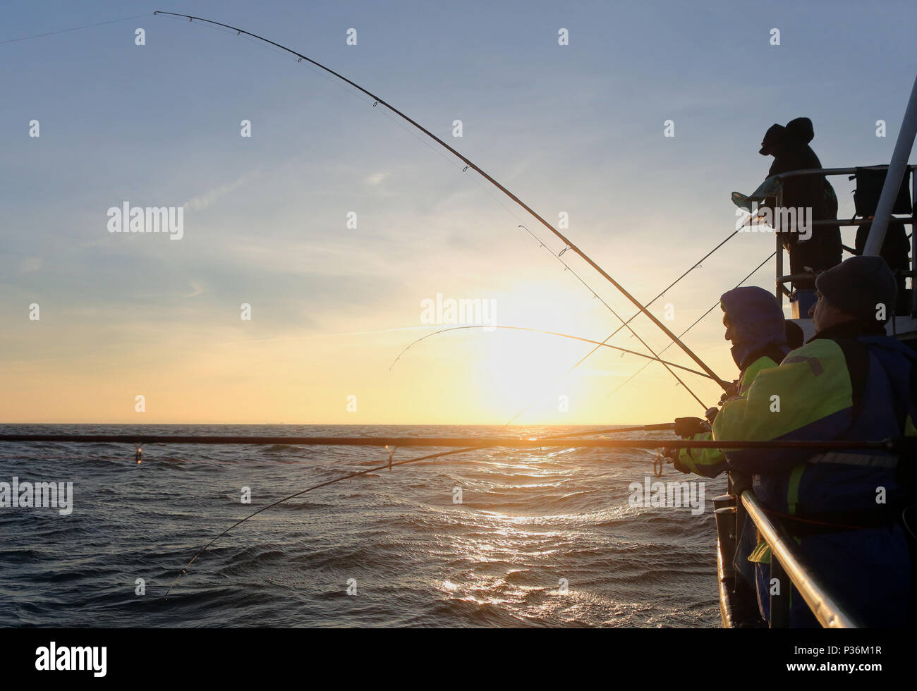 Wismar, Allemagne, les hommes dans la pêche en haute mer sur la mer Baltique Banque D'Images