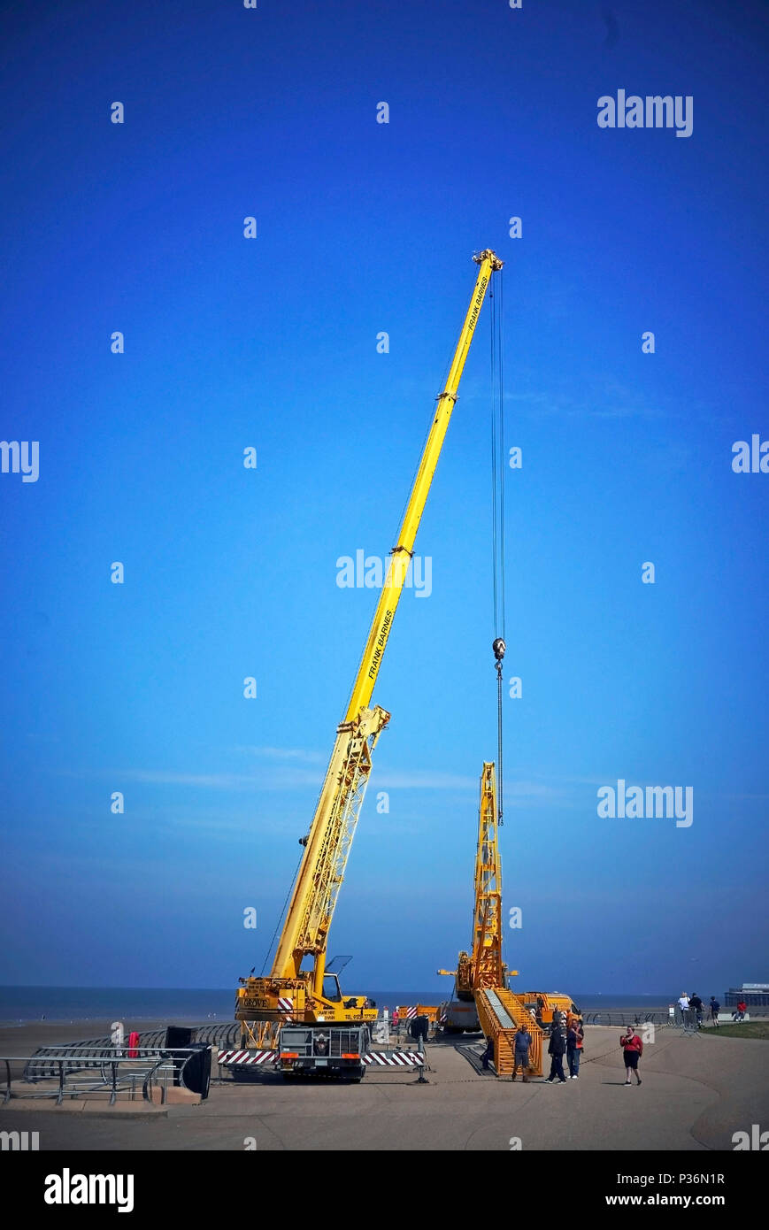 La boîte de métal levage grue section d'un autre crane pendant les préparatifs de l'UK base jumping championships à Blackpool, Lancashire Banque D'Images