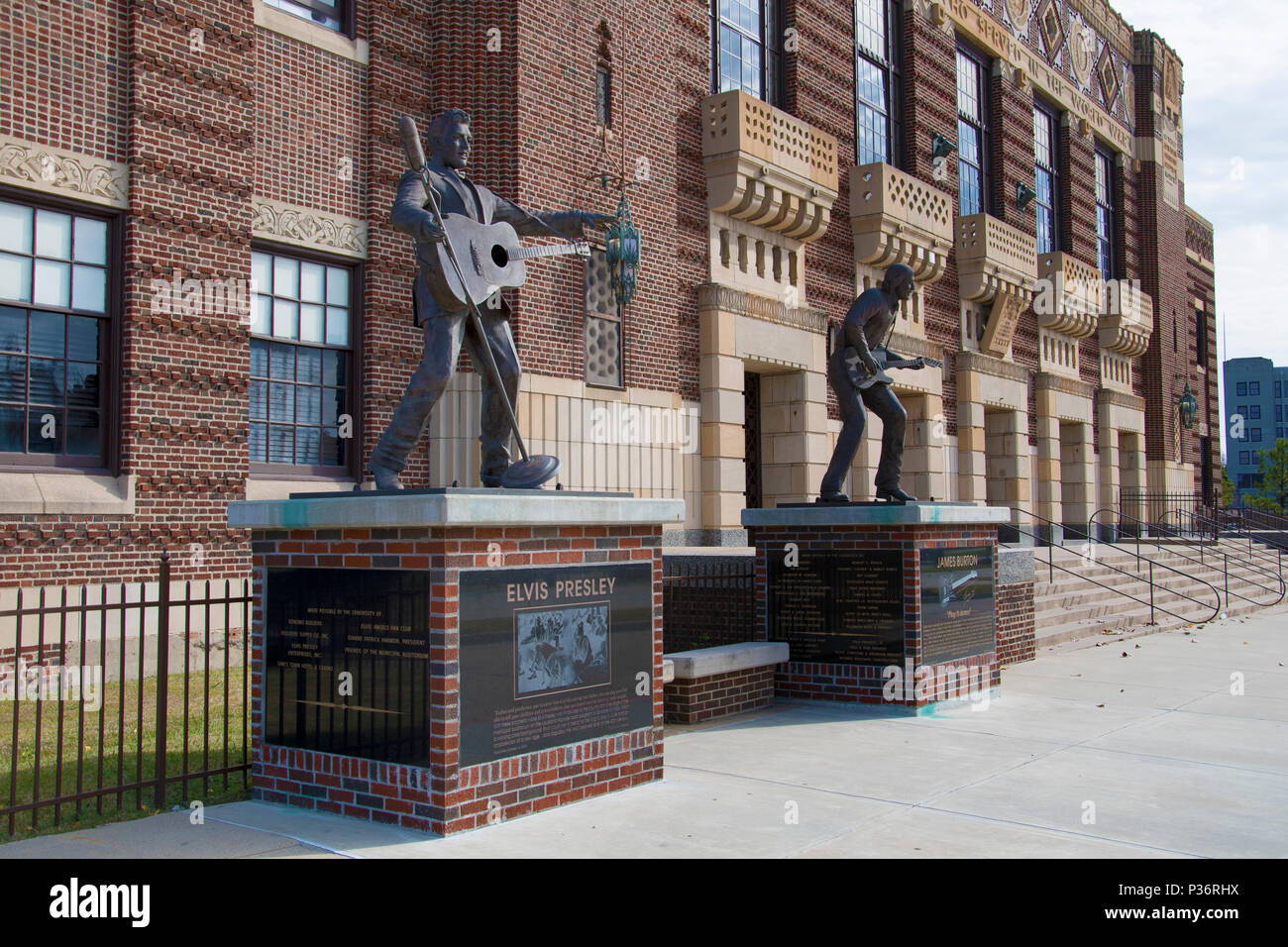 SHREVEPORT, LA., U.S.A. - déc. 18, 2016 : des statues d'Elvis Presley, qui a eu son premier grand concert ici, et pionnier de blues-rock James Burton tenir devant Banque D'Images