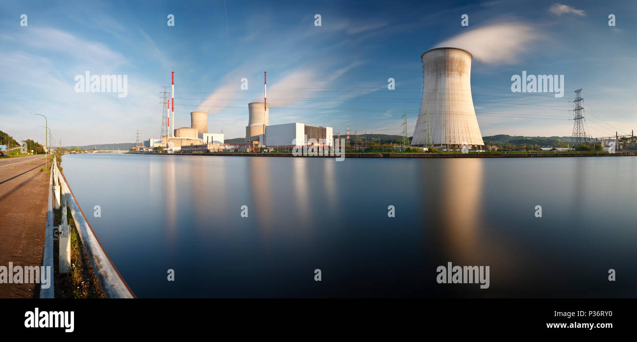 L'exposition de jour long shot d'une centrale nucléaire à une rivière avec ciel bleu et quelques nuages ainsi que la réflexion floue. La plante est plutôt ancien lo Banque D'Images