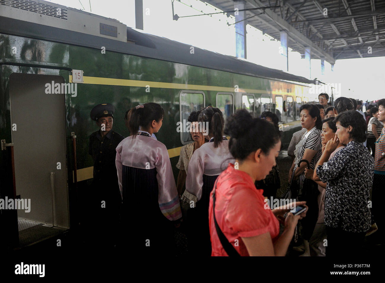 Pjoengjang, la Corée du Nord, les gens de la plate-forme de la gare Banque D'Images