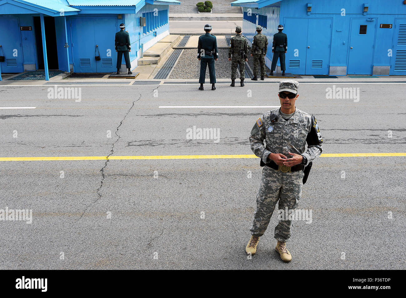 Panmunjeom, Corée du Sud, l'US Marine et gardes de la Corée du Sud Banque D'Images