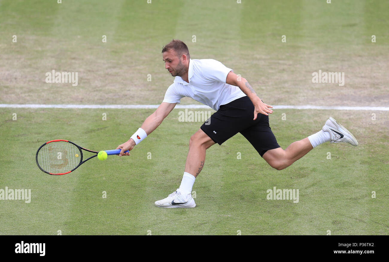 DaN Evans pendant son match avec Alex de Minaur dans la finale ATP Mens au septième jour de la nature Valley Open au centre de tennis de Nottingham. Banque D'Images