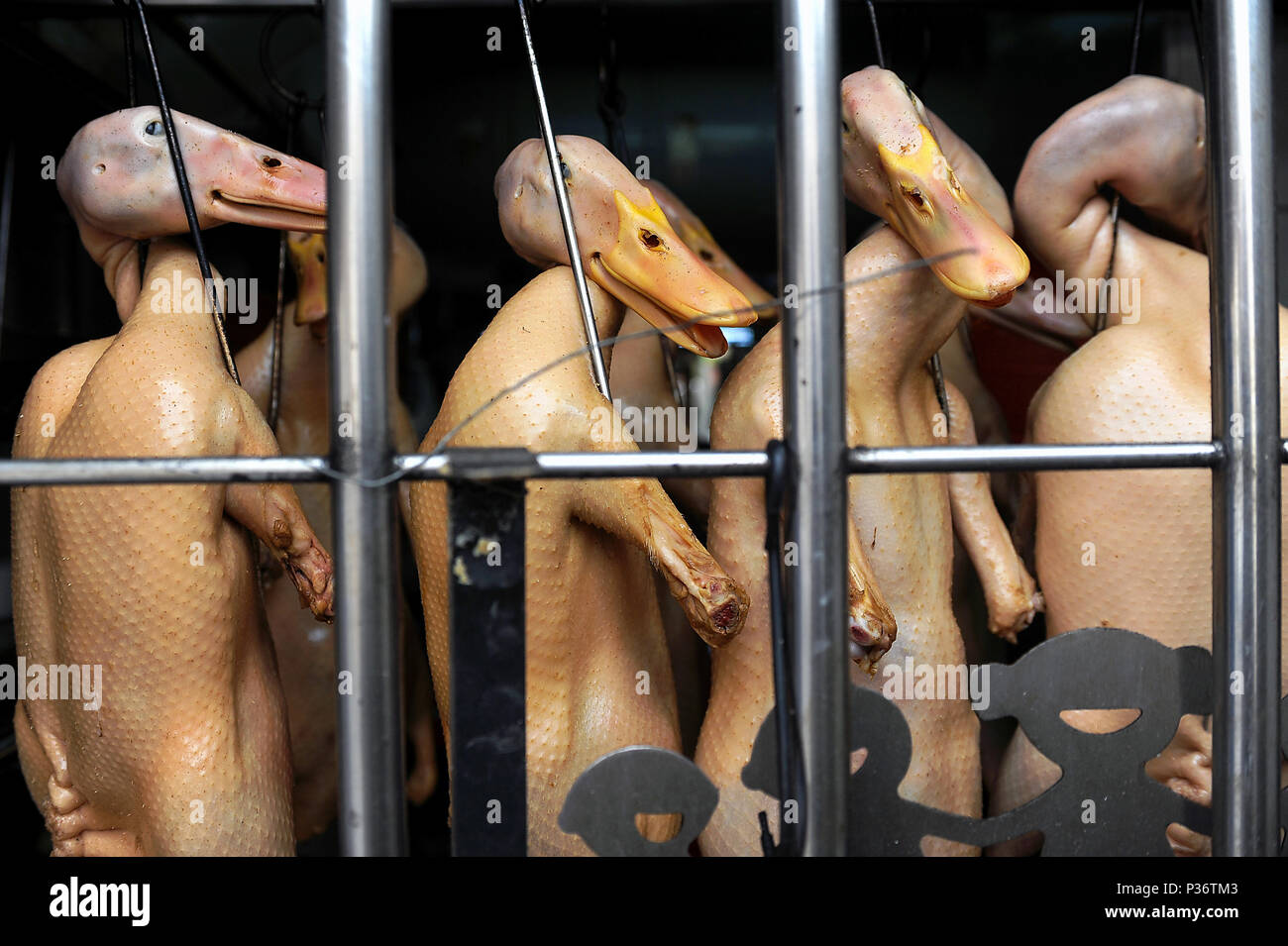 Singapour, République de Singapour, les canards abattus dans la cuisine d'un restaurant chinois Banque D'Images