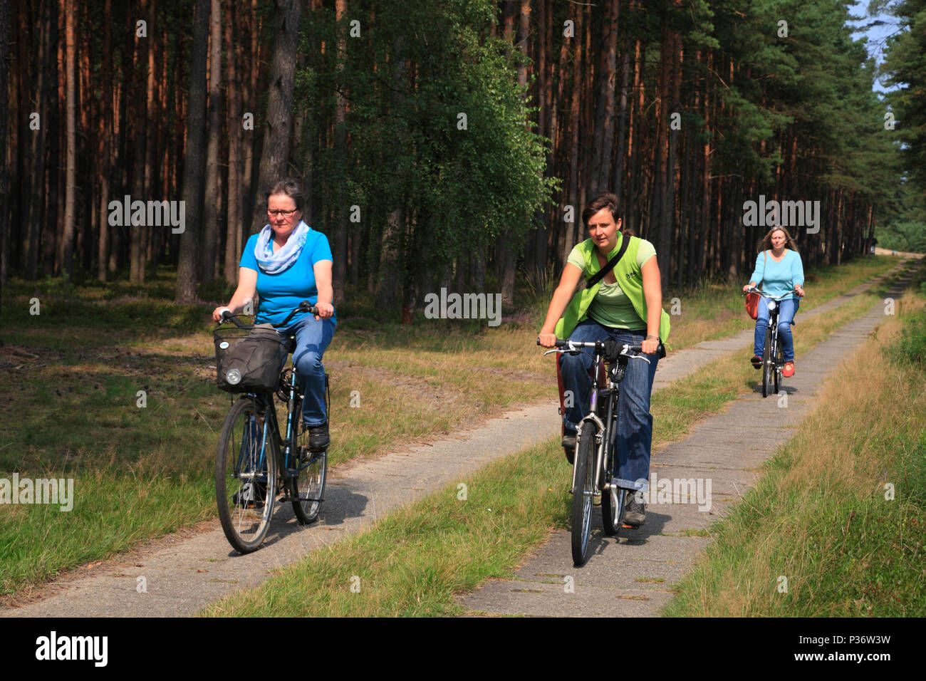 Des visites guidées à vélo Tour à Wirler Spitze, ancienne frontière de la RDA (DDR), Ziemendorf, Altmark, Sachsen-Anhalt, Allemagne, Europe Banque D'Images