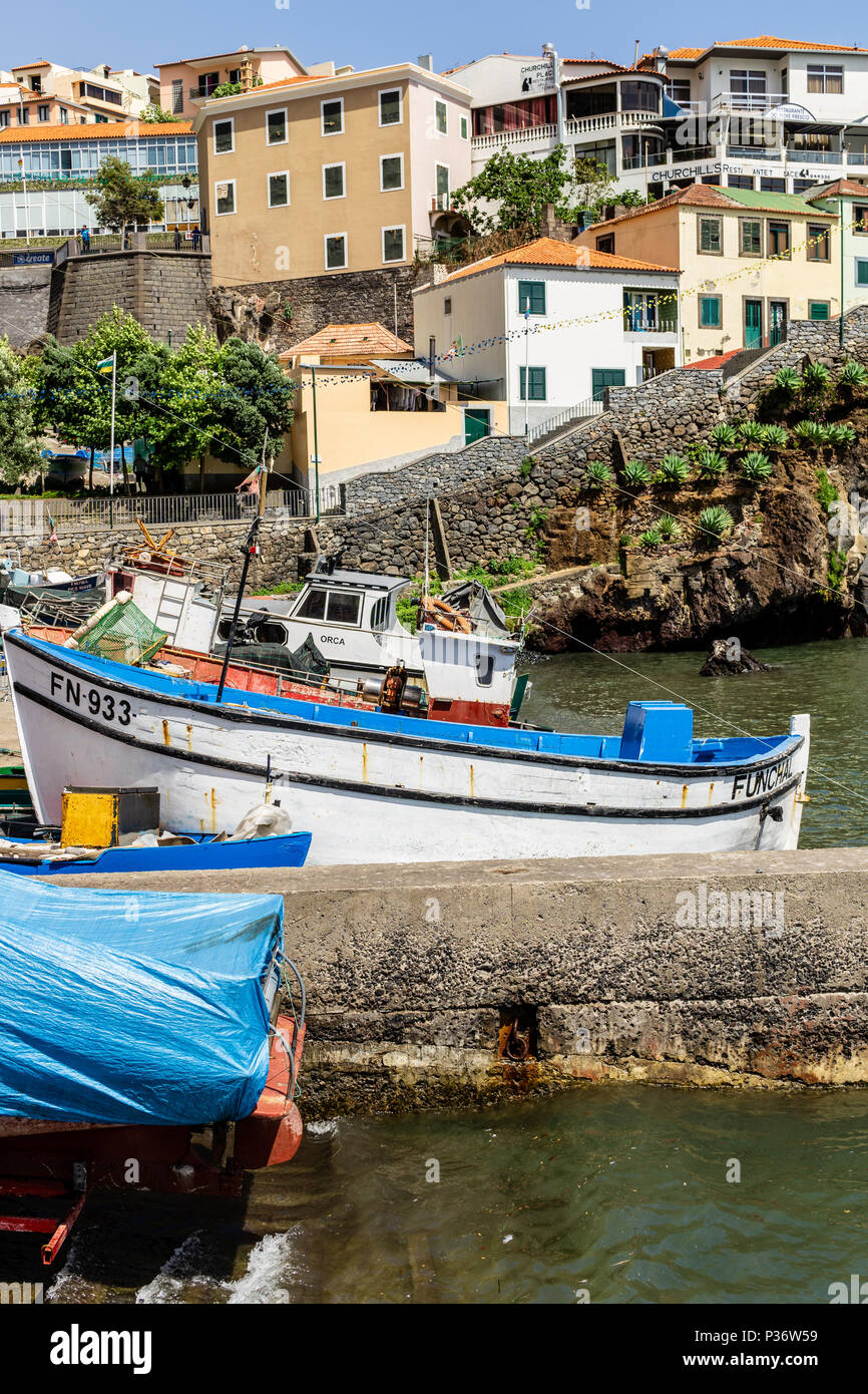 Vue de bateau de pêche et de sécher le poisson accroché dans Camara de Lobos ville du sud de l'île de Madère, Portugal Banque D'Images
