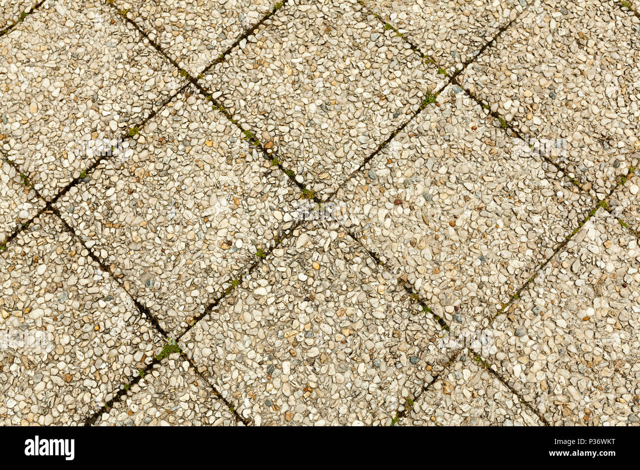 Pebble stone floor tile seamless background. Gravier mélangé ciment pebble stone marbre texture. Galets ronds humides rock pierre marbre dans l'Éclairage dramatique Banque D'Images