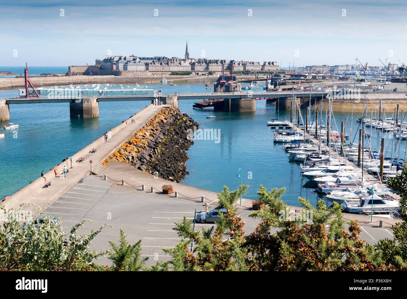 Saint Malo, Bretagne, France - le 5 juillet 2017 : Vue de la vieille ville de  Saint Malo, le terminal des ferries et du port de Port des Sablons Photo  Stock - Alamy