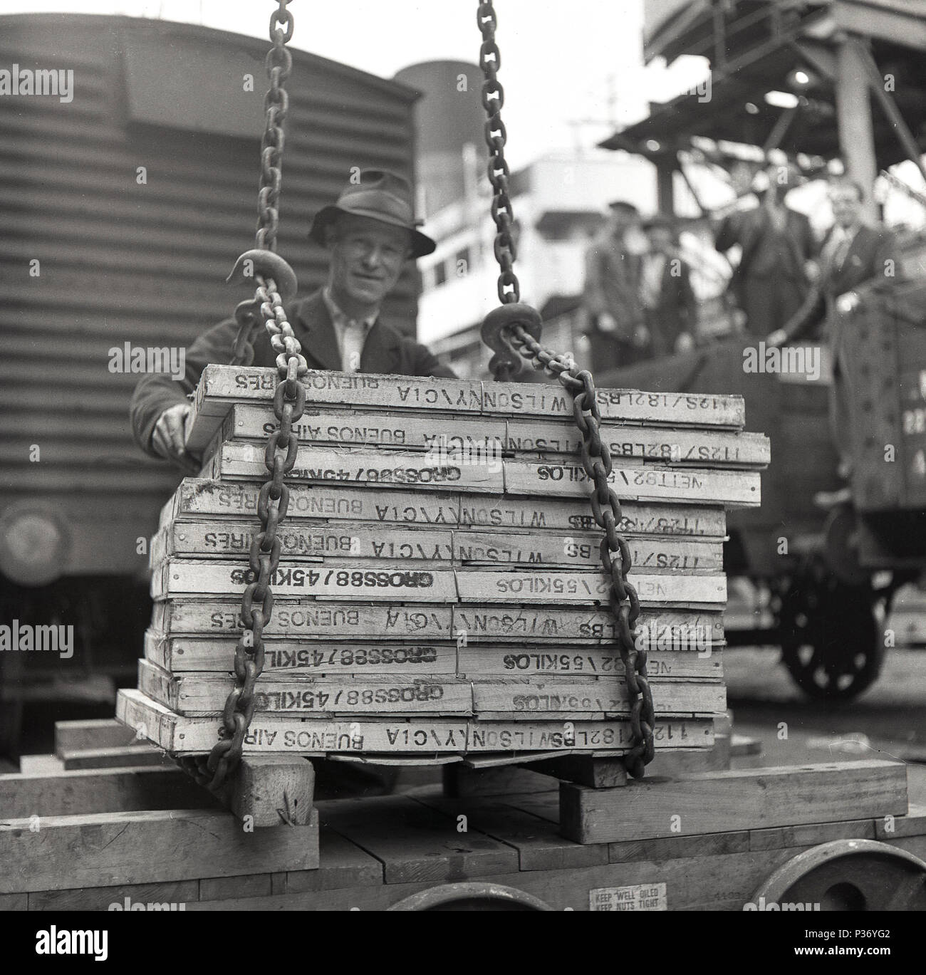 Années 1950, Great Western Rail (GWR) travailleur au docks de Londres avec la cargaison de mer ou du fret à destination de Buenos Aires, Argentine, Angleterre, Royaume-Uni. Banque D'Images