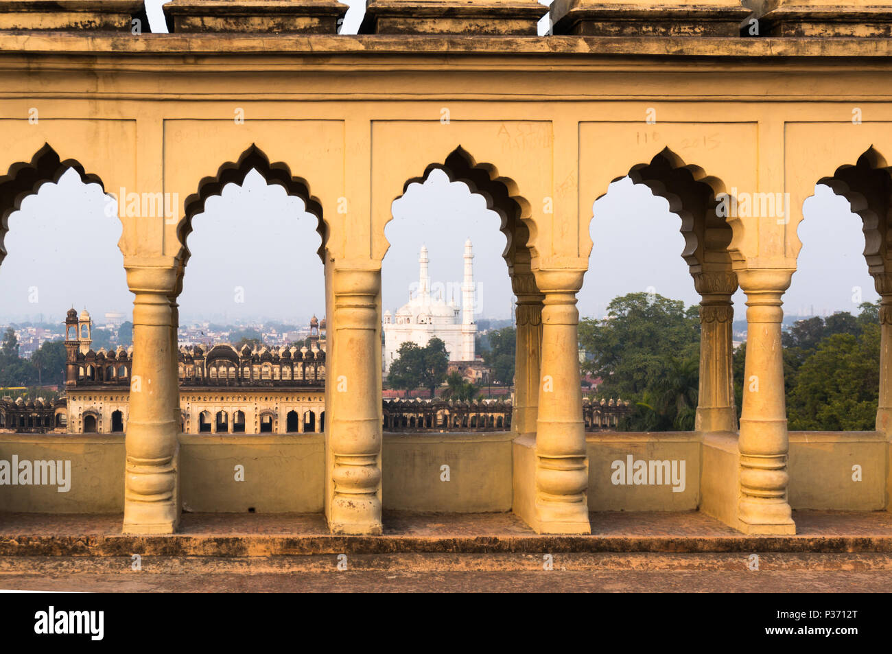 Mosquée vu à travers les arches de l'imambara bara à Lucknow Banque D'Images