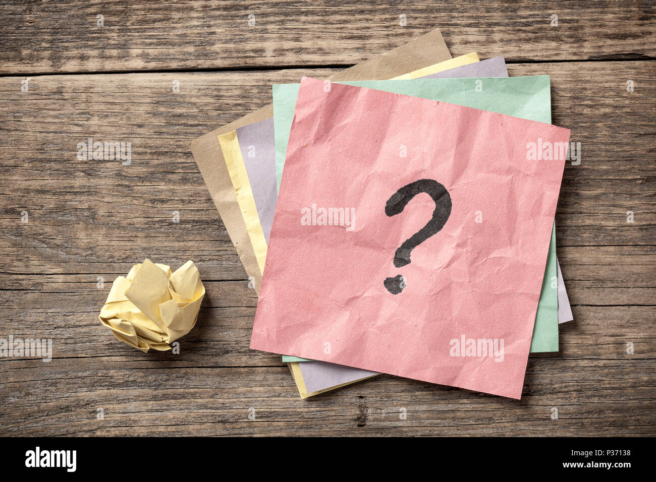 Concept avec point d'interrogation sur sticky note Banque D'Images