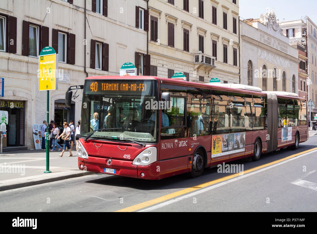 L'ATAC, l'autobus public rouge dans la rue , Rome, Latium, Italie Banque D'Images