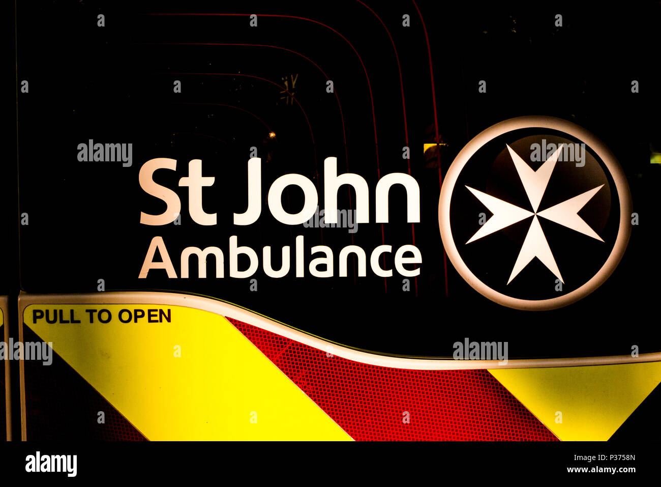 A St John's Ambulance logo sur le côté de l'ambulance Banque D'Images