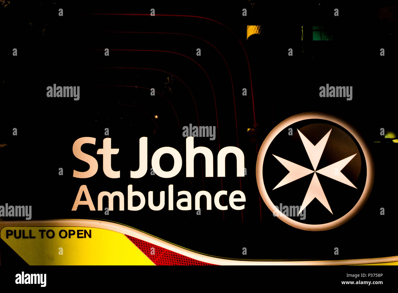 A St John's Ambulance logo sur le côté de l'ambulance Banque D'Images