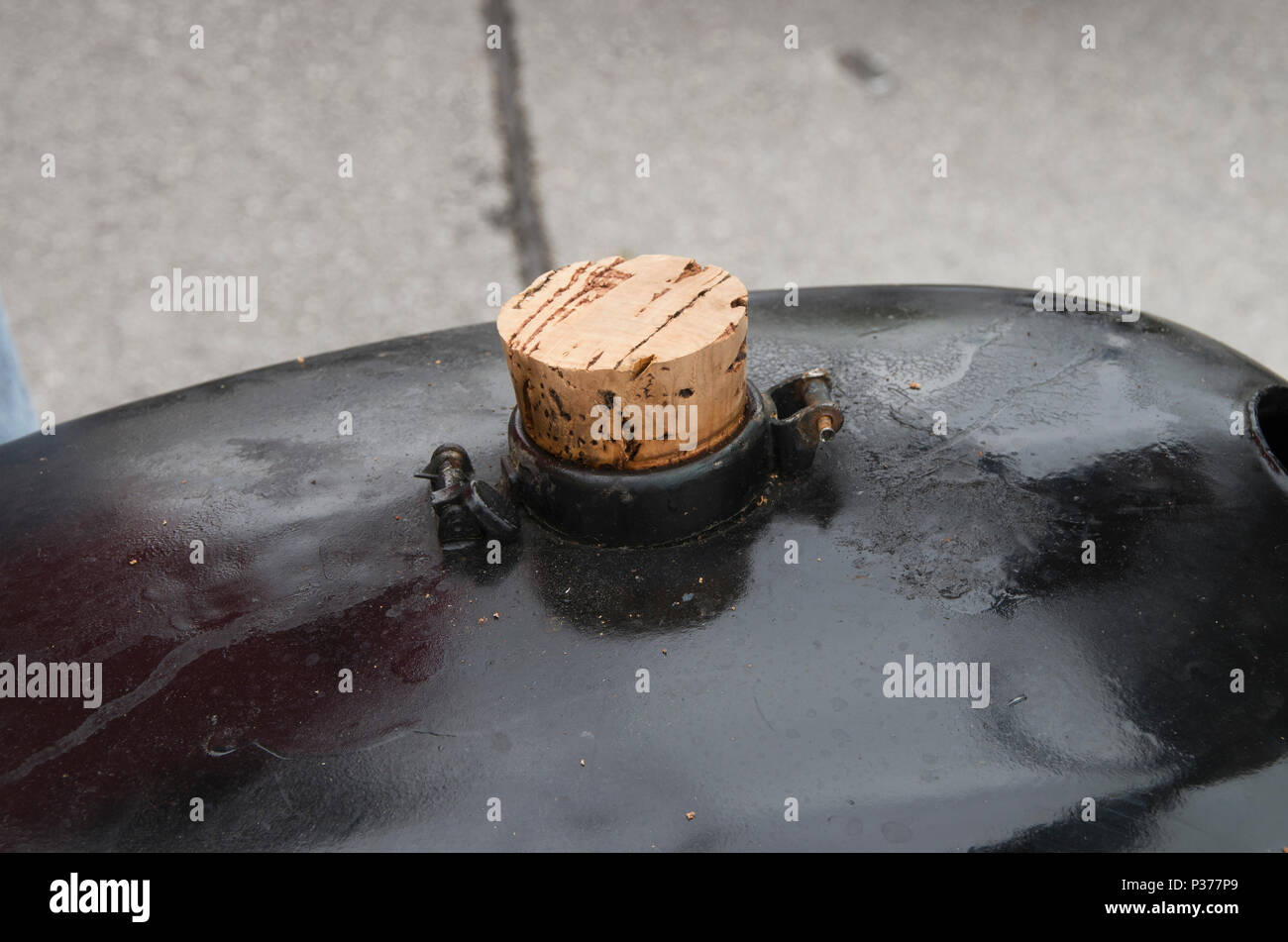 Un grand Cork sert comme un chapeau de gaz pour une moto Banque D'Images