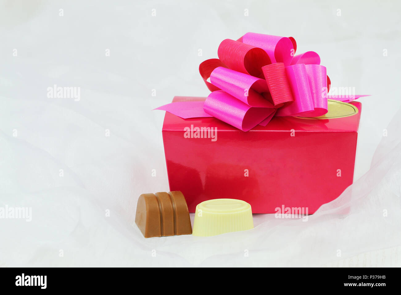Blanc laiteux et deux chocolats avec boîte chocolat rose ruban avec copie espace Banque D'Images